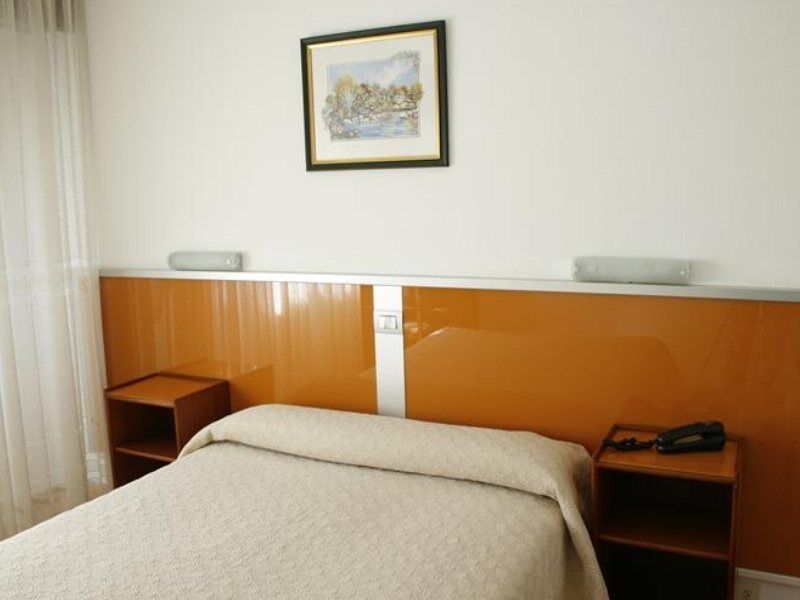 Hostal Liste Station ア・コルーニャ エクステリア 写真